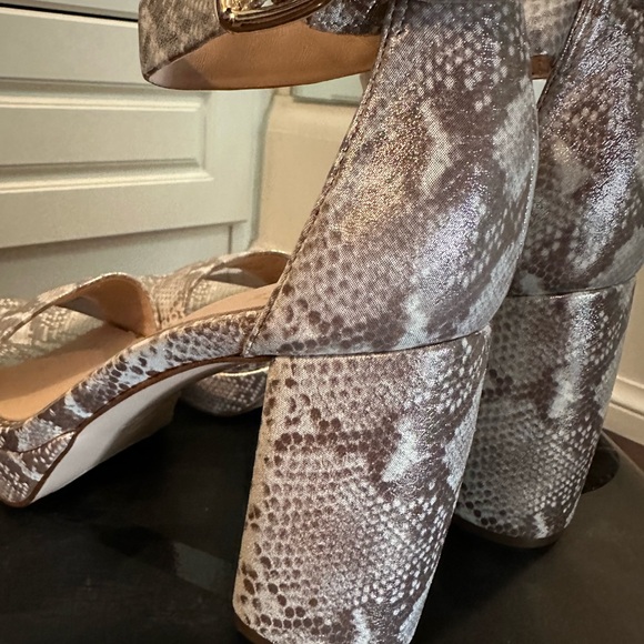 27 Edit by Naturalizer Sandal size 38 (8) in white/tan snakeskin pattern - Picture 4 of 9